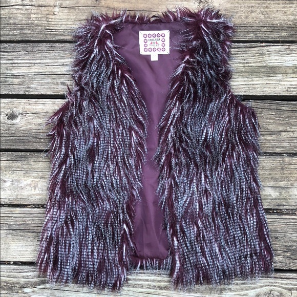 Chelsea & Violet Jackets & Blazers - Furry vest 💜